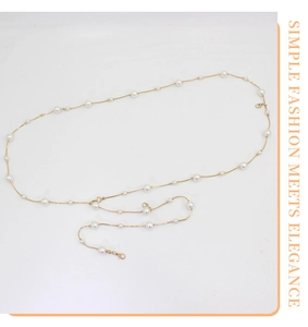 Detail der eleganten Goldkette mit weißen Perlen, Verschluss und Gliedstruktur sichtbar