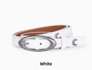 Détail de la ceinture en cuir blanc avec rivets demi-lune et boucle argentée vintage