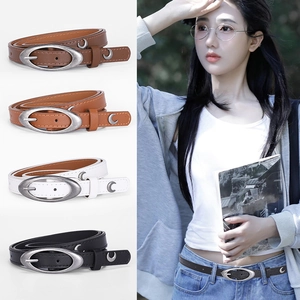 Ceinture punk en cuir avec rivets croissant de lune, décor étoiles et boucle métal