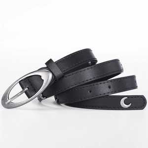 Ceinture en cuir à rivets lune vintage avec accents d'étoiles et boucle ovale pour femmes