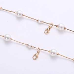 Eleganter goldener Taillenkette mit weißen Perlen und Karabinerverschluss für Kleider