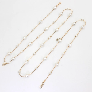 Eleganter goldener Taillengürtel mit weißen Perlen und sicherem Karabinerverschluss