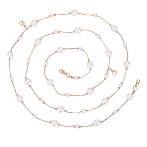 Eleganter goldener Taillengürtel mit weißen Perlen und Karabinerverschluss für Kleider