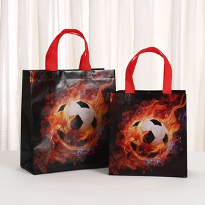Vue détaillée de sacs cadeaux football étanches en deux tailles avec poignées rouges