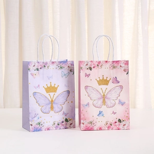 Sacs-cadeaux en papier rose et violet avec motifs de couronne dorée et de papillons
