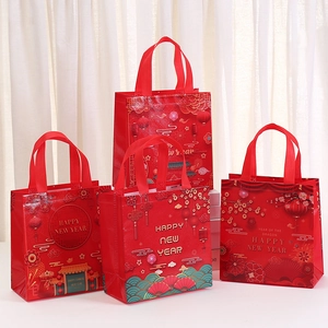 Détail de sacs cadeaux rouges du Nouvel An chinois avec motifs de dragon et éléments dorés