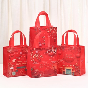 Sac Cadeau du Nouvel An en Tissu Non Tissé Rouge Happy New Year Année du Dragon Imprimé Lanterne Poignée Laminée Imperméable