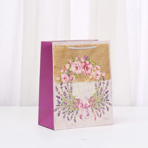 Elegante Papiertragetasche mit Lavendel- und Rosenmuster und silbernen Seilgriffen