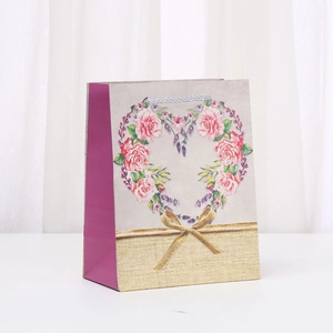 Geschenktüte mit Lavendelherz-Druck, rosa Rosen und lila Schleifen-Design