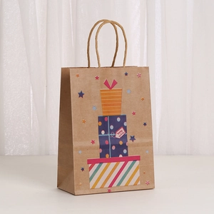 Détail du sac cadeau en papier kraft avec imprimé Happy Birthday et étoiles colorées