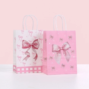 Detail von rosa Geschenktüten mit Schleifenmuster, stabilen Griffen und flachem Boden