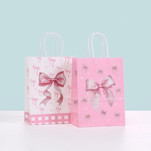 Detail von rosa Geschenktüten mit süßen Mustern und robusten weißen Seilgriffen