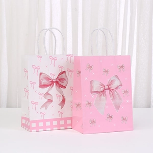 Süße Papiertüten mit rosa Schleifendruck und weißen Tragekordeln für Geschenke und Shopping