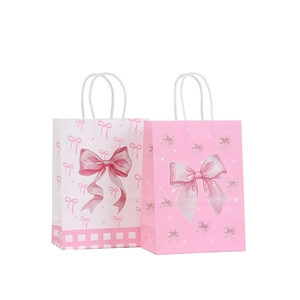 Geschenktüten aus Papier mit rosa Schleifenprint und weißen Tragekordeln für süße Geschenke