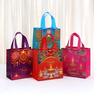 Lot de quatre sacs cadeaux Diwali en intissé coloré avec motifs mandala et paon