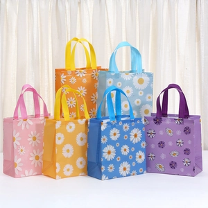 Sacs cadeaux en non-tissé à imprimé marguerites en six couleurs avec poignées renforcées