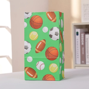 Grüne Geschenktüte mit Sportmotiven wie Basketball, Fußball und Tennisbällen bedruckt