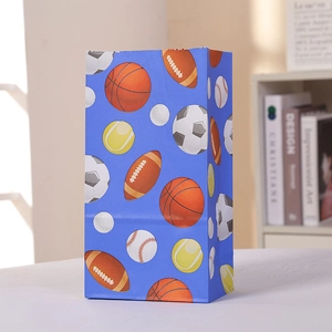 Blaue Kraftpapiertüte mit bunten Sportballmustern für Partygeschenke und Feiern