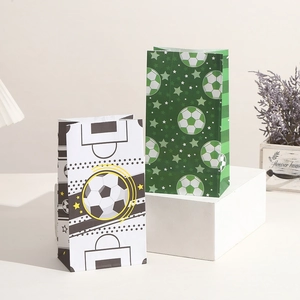 Detailansicht der Fußball-Geschenktüten mit Punkten und grünen Streifen für Partys