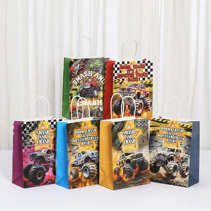 Geschenktüten aus Kraftpapier mit Monstertruck-Motiven in bunten Farben und Griffen