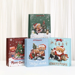 Sacs cadeaux de Noël avec motifs d'ours et poignées en corde rouge en quatre couleurs