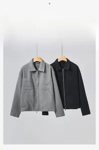 Dettaglio di giacche in lana grigio e nero con tasche sul petto e zip in metallo