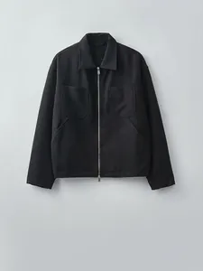 Giacca uomo minimalista in lana nera con doppia cerniera in metallo e tasche utilitarie