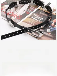Vue détaillée de la ceinture en cuir PU noir avec œillets argentés et boucle à rivet cœur