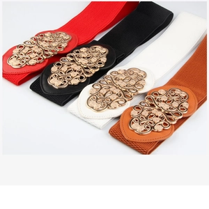 Détail de quatre ceintures larges élastiques avec boucles métalliques à fleurs dorées