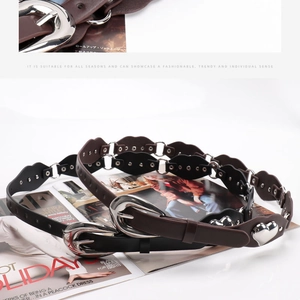 Détail de rivets en forme de cœur et boucles en métal sur ceintures en cuir noir et brun
