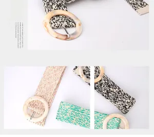 Détail d'une ceinture élastique tressée en paille avec une grande boucle ronde en résine