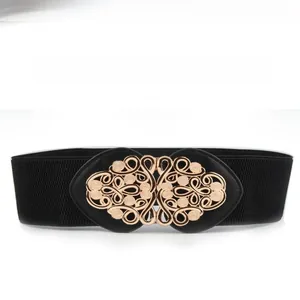 Détail de boucle dorée vintage sur une ceinture large élastique noire pour les robes