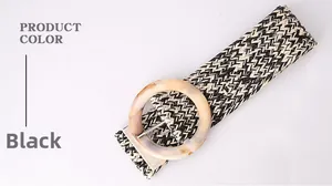 Détail d'une ceinture tressée élastique avec boucle ronde en résine marbrée noire