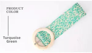 Détail de la ceinture tressée vert émeraude et beige avec boucle ronde en résine