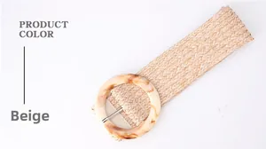 Détail de la ceinture tressée beige élastique avec boucle ronde en résine marbrée