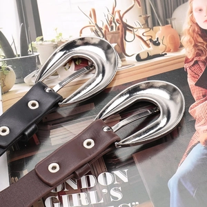 Ceinture tendance en cuir PU avec clous coeur et boucle métal en noir et marron foncé