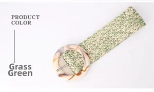 Détail de ceinture élastique tressée verte avec boucle ronde en résine ambrée