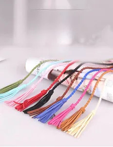 Selezione di cinture intrecciate colorate con eleganti nappe finali in dieci tonalità
