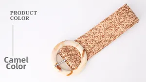 Détail d'une ceinture élastique tressée camel avec boucle ronde en résine marbrée