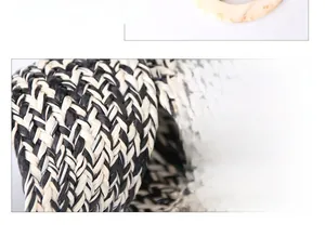 Vue macro de la ceinture tressée avec motif de texture diagonale élastique noir et blanc