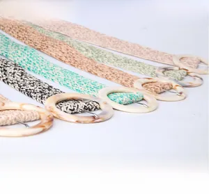 Vue détaillée de ceintures larges tressées élastiques avec boucles rondes en résine variées