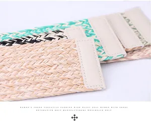 Détail de ceintures larges tressées élastiques avec boucle en résine et coutures renforcées