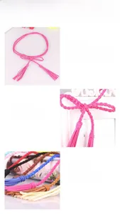 Dettaglio di cinture in fibra intrecciata con anelli metallici e nappine decorative pastello