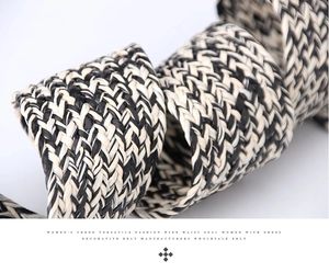 Détail macro d'une ceinture large tressée noire et blanche avec motifs géométriques