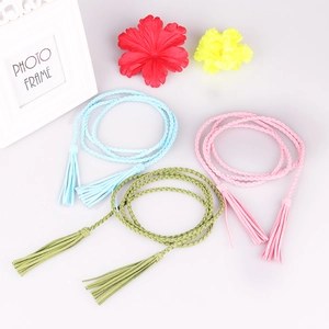Tre cinture intrecciate con nappe da donna nei colori azzurro, rosa e verde