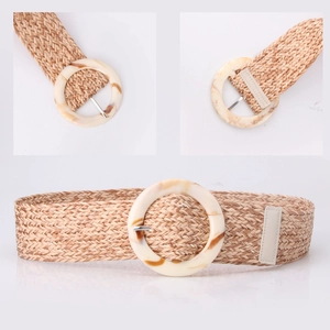 Ceinture large en paille tressée kaki avec une grande boucle ronde en résine motif marbre