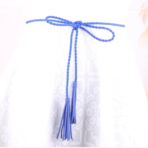 Sottile cintura in pelle scamosciata blu con nappe e design intrecciato per moda donna