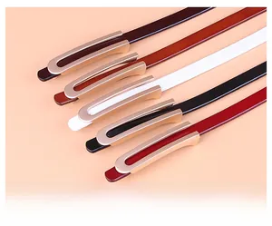 Détail de ceintures fines en cuir avec boucles dorées en cinq couleurs différentes