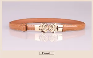 Nahaufnahme vom camel Ledergürtel für Damen mit goldenen Metallschließen in Rosenform