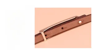 Détail de ceinture fine en cuir marron de 1cm avec boucle argentée et perle élégante